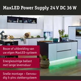 Moderne witte keuken met zwart aanrecht en groene LED-verlichting onder het eiland voor sfeerverlichting