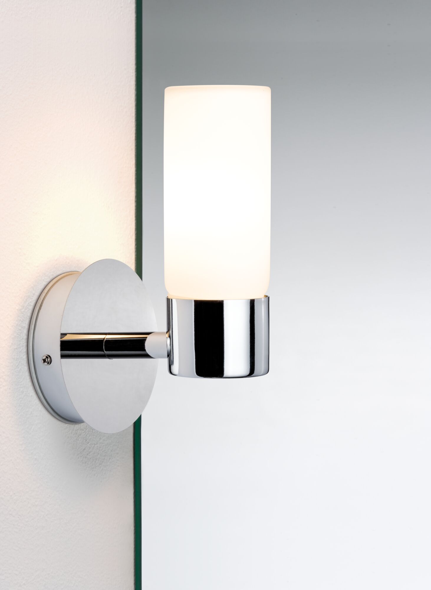 Moderne Wandleuchte mit chromfarbenem Metall und weißem Glas für Badezimmerbeleuchtung
