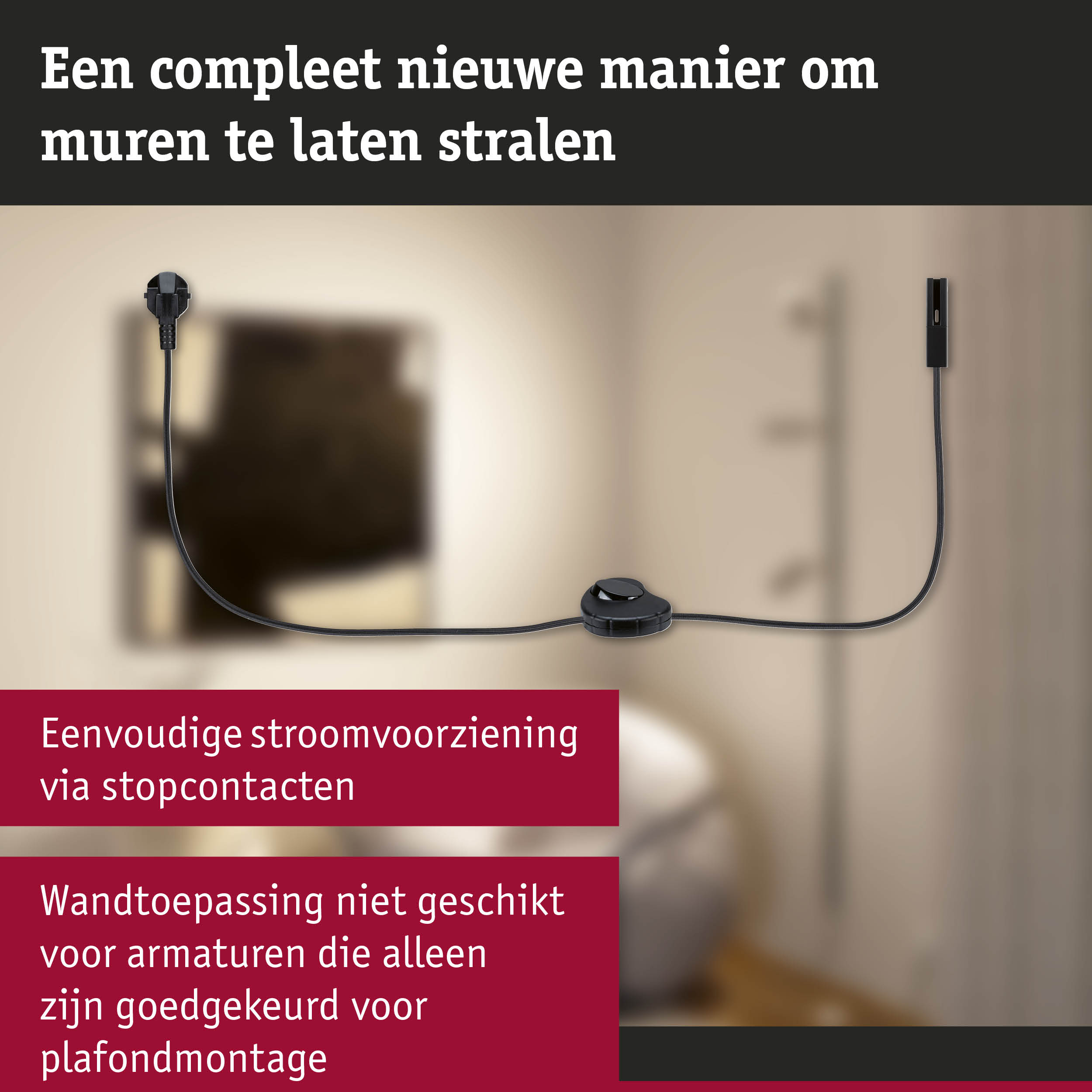 Zwart stroomkabel met stekker en schakelaar aan beige muur voor wandverlichting