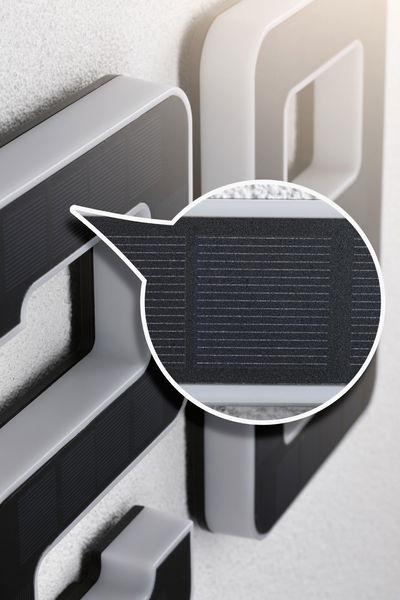 Gros plan d’un cadre en plastique gris avec panneau solaire noir pour éclairage économique