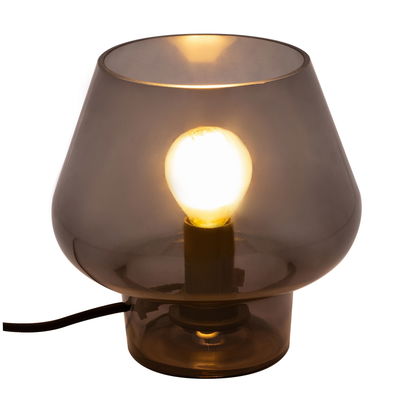 Moderne Tischlampe aus braunem Glas mit sichtbarer Glühbirne und schwarzem Kabel für Wohnräume.