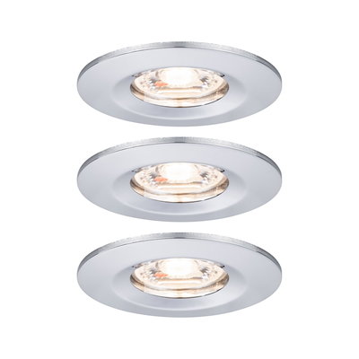 Drie witte metalen inbouwspots met warm wit licht voor moderne binnenverlichting