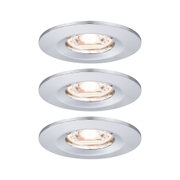 Drei weiße Einbaustrahler aus Metall mit warmweißem Licht für moderne Innenbeleuchtung