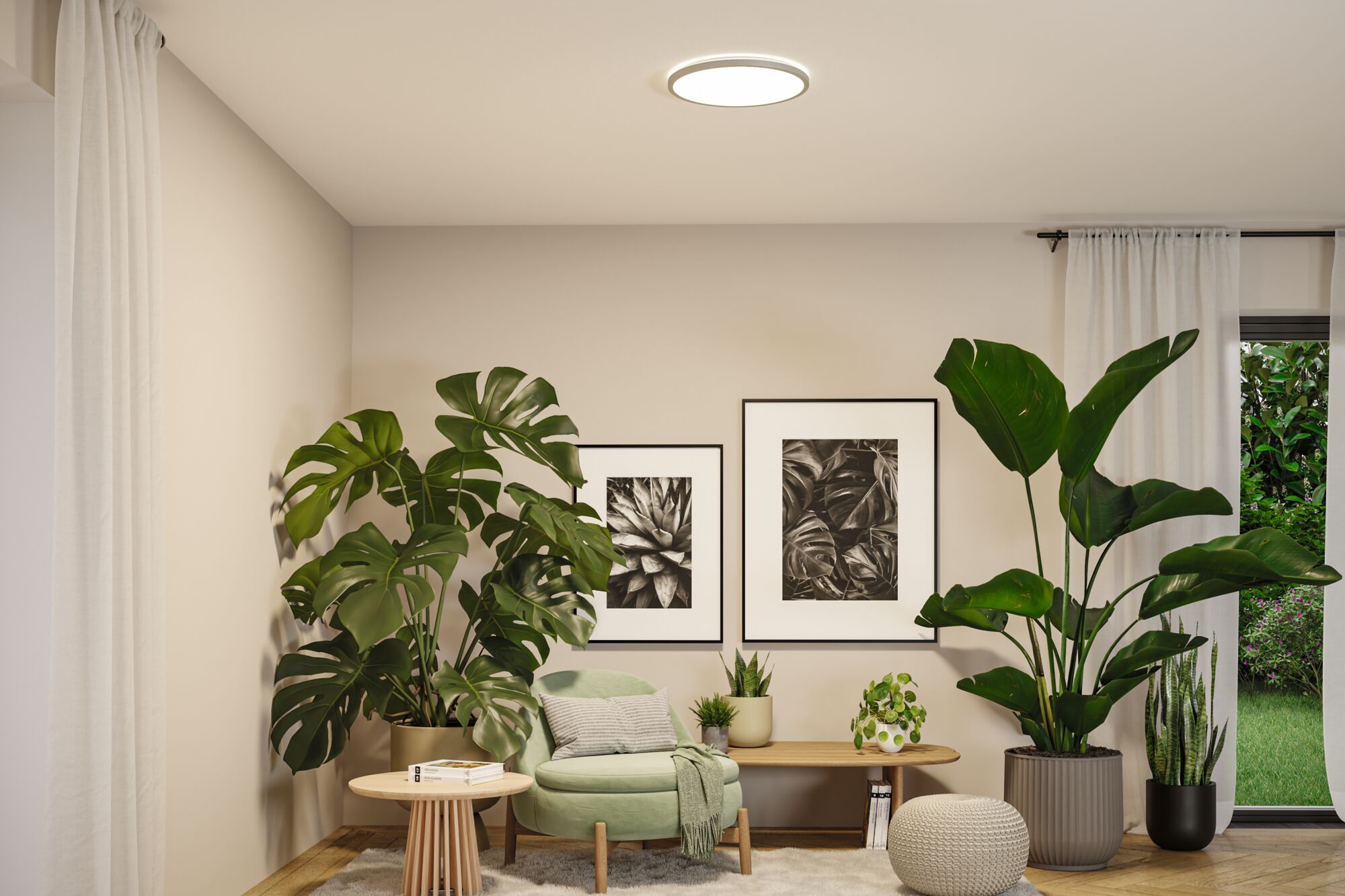 Plafonnier LED rond blanc dans un salon moderne avec plantes vertes et sièges confortables.