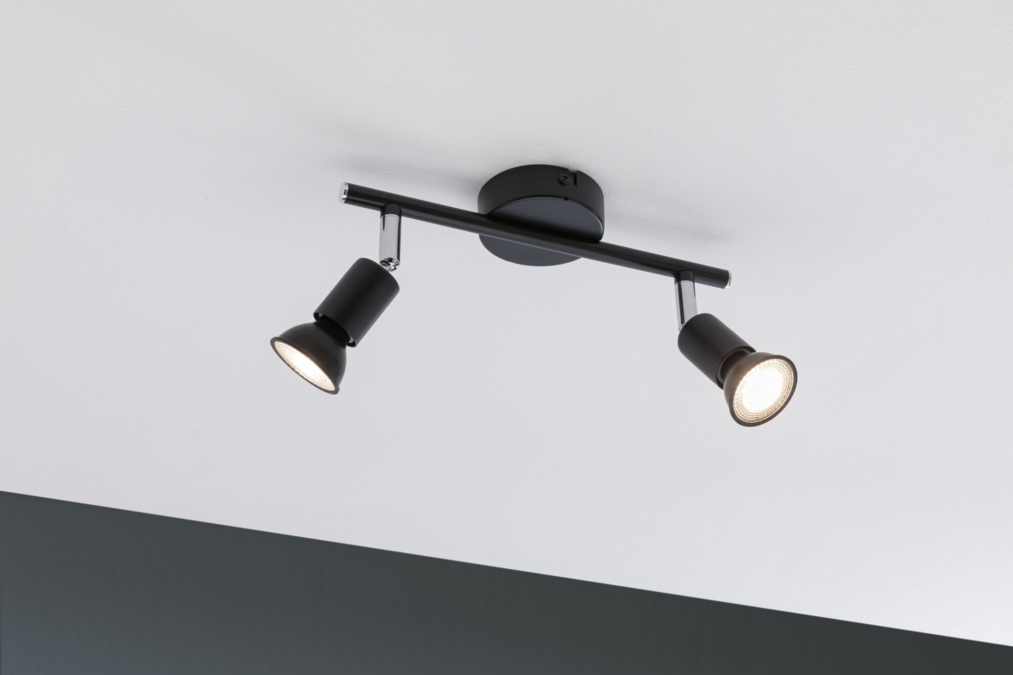 Zwarte plafondlamp met twee verstelbare metalen spots voor gerichte verlichting