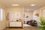 Modernes Wohnzimmer mit quadratischen Deckenleuchten in warmweißem Licht und minimalistischer Einrichtung