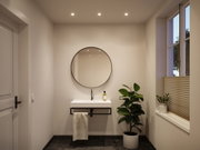 Modernes Badezimmer mit rundem Spiegel, weißem Waschbecken und schwarzem Wasserhahn, LED-Deckenbeleuchtung