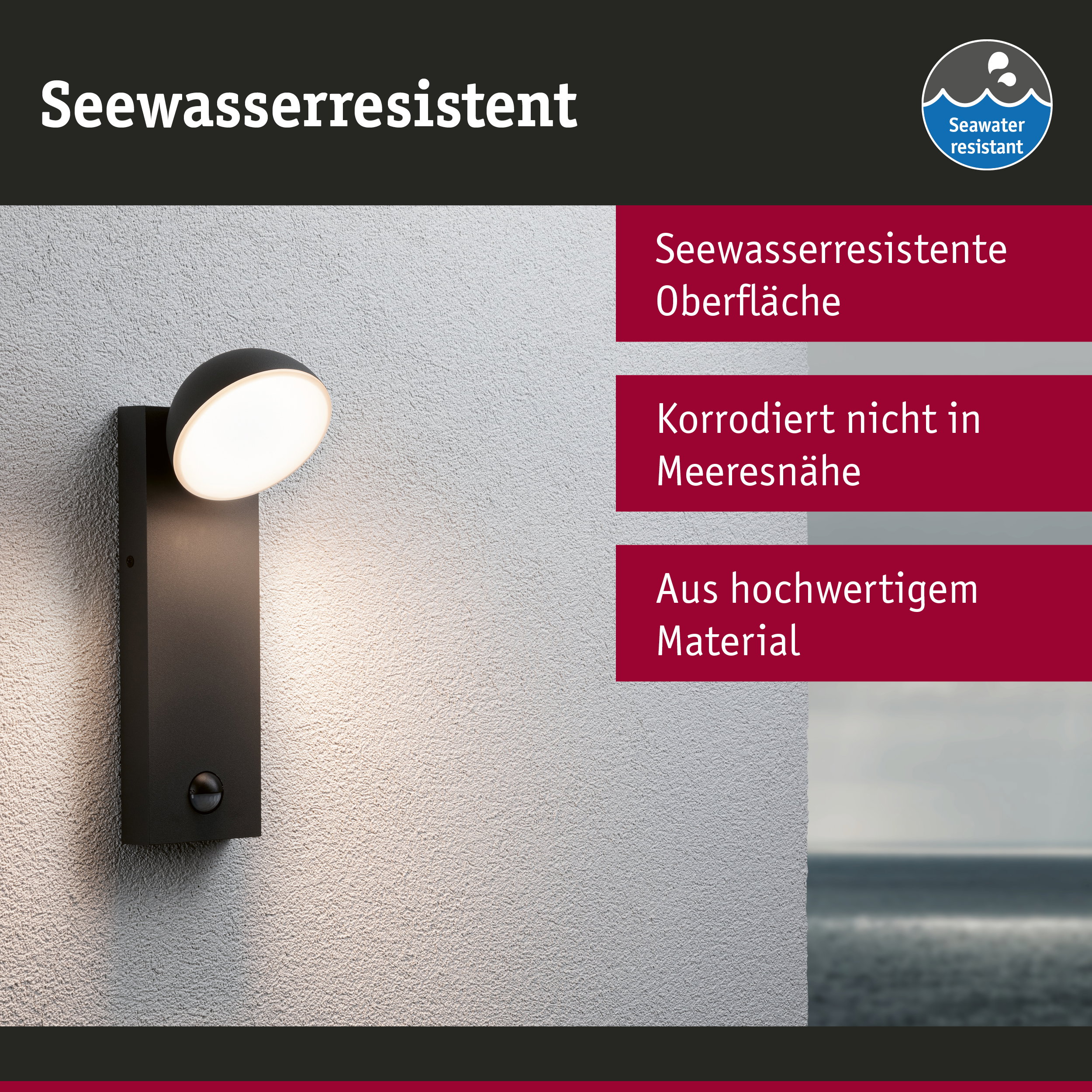 Schwarze Außenwandleuchte mit seewasserresistenter Oberfläche und warmweißem Licht an grauer Wand
