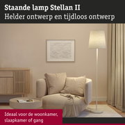 Staande lamp Stellan II wit met stoffen kap in een moderne woonkamer