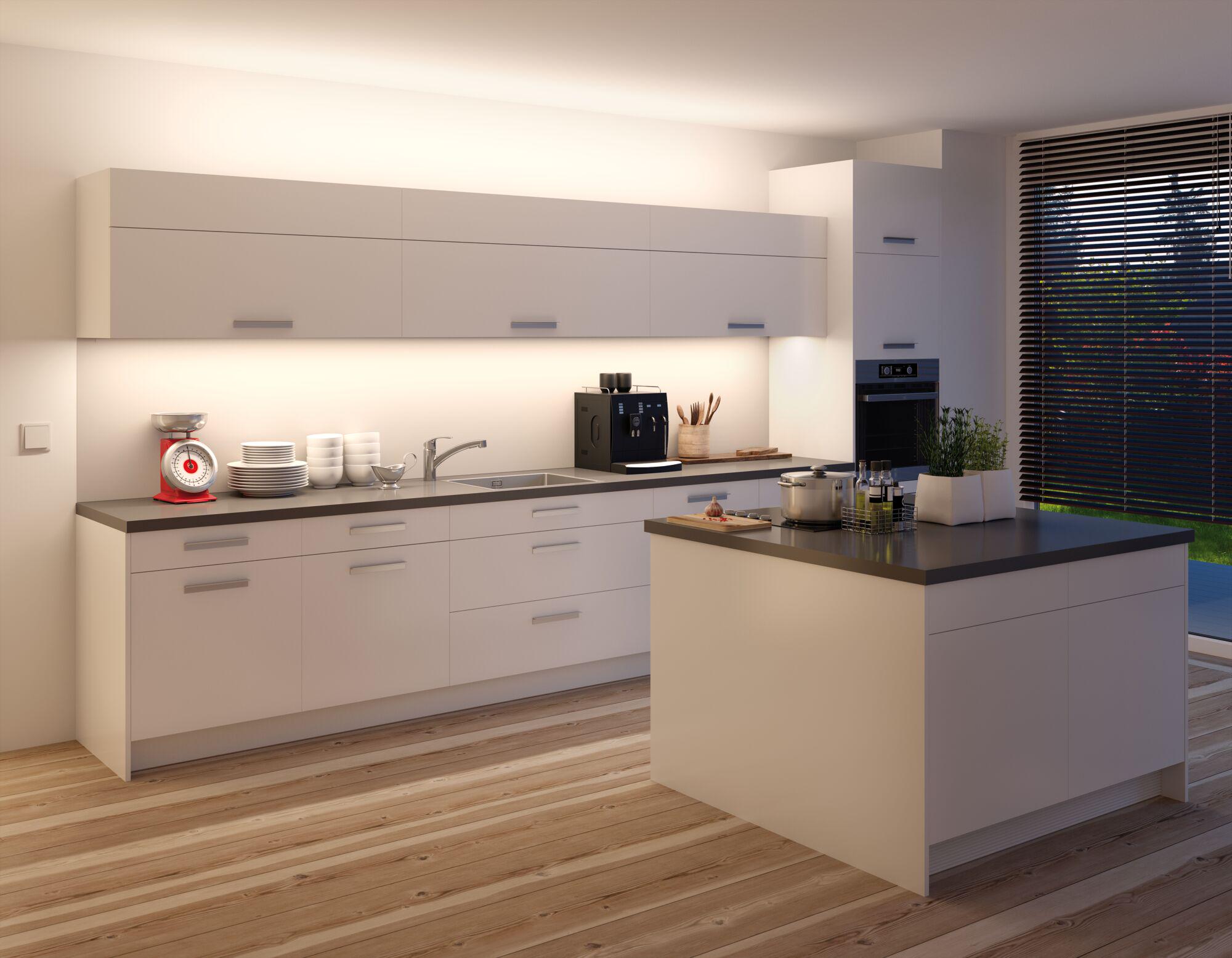 Moderne weiße Kücheninsel mit grauer Arbeitsplatte und LED-Unterbauleuchten für helle Küchenbeleuchtung