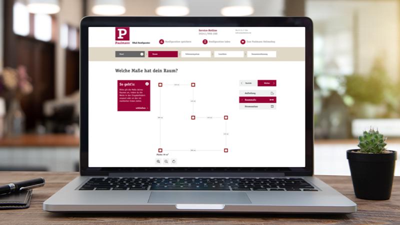 Laptop zeigt Paulmann Lichtplanungstool zur Raumvermessung für LED-Schienenbeleuchtung online.