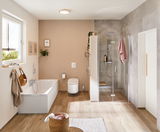 Modernes Badezimmer mit weißer Badewanne, Glasdusche, Holzoptikboden und Deckenleuchte für Wohnraumbeleuchtung