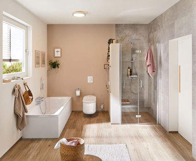 Moderne badkamer met wit bad, glazen douche, houtlook vloer en plafondlamp voor sfeerverlichting