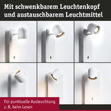 Weißer Wandstrahler aus Metall mit schwenkbarem Leuchtenkopf für gezielte Beleuchtung beim Lesen