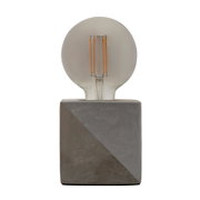 Moderne bordlampe med grå betonfod og rund LED-pære til stilfuld belysning