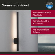 Schwarze LED-Wandleuchte mit seewasserresistenter Oberfläche an grauer Wand mit Meerblick