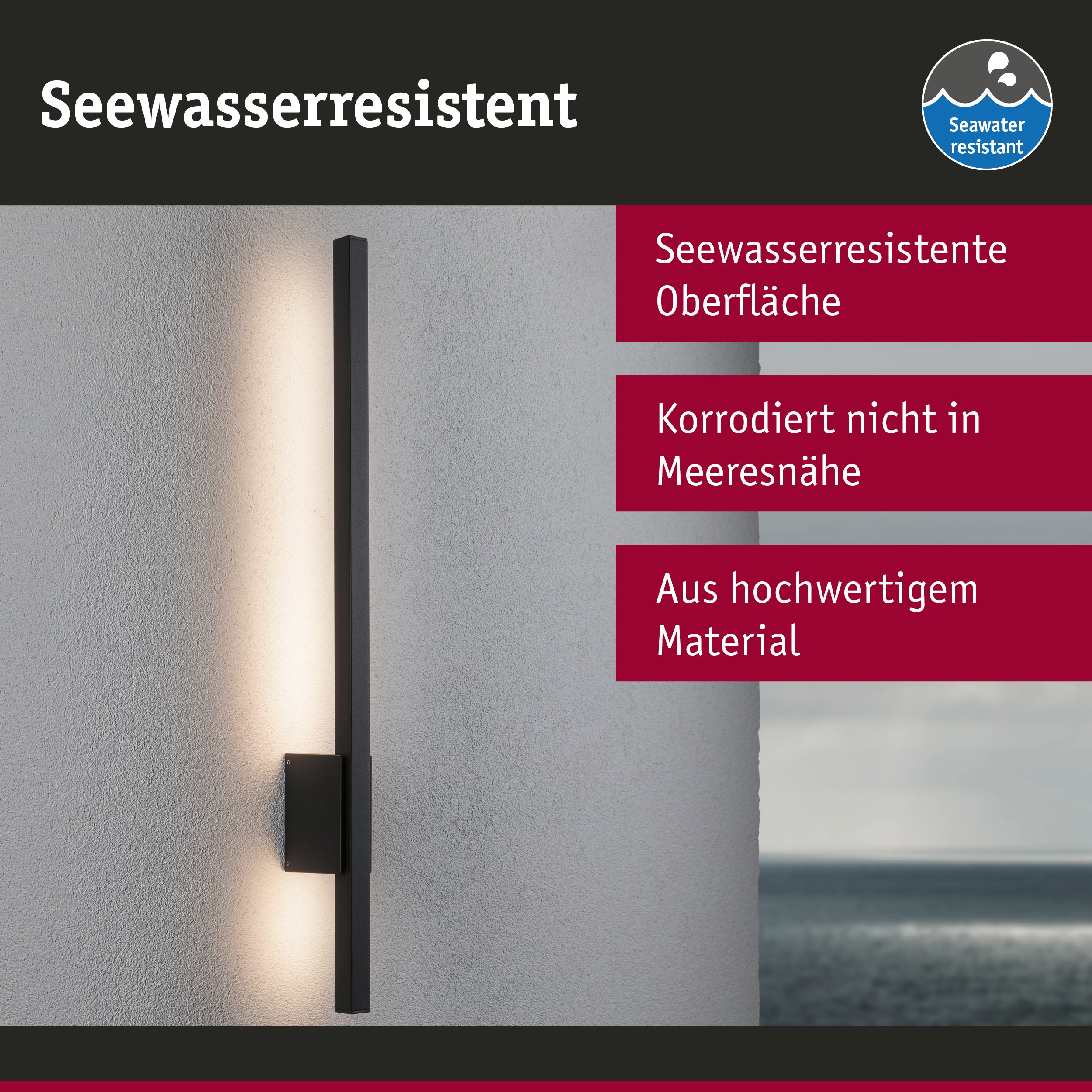 Schwarze LED-Wandleuchte mit seewasserresistenter Oberfläche an grauer Wand mit Meerblick