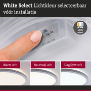 Vinger stelt witte LED-plafondlamp in met selecteerbare lichtkleur warm, neutraal en daglicht