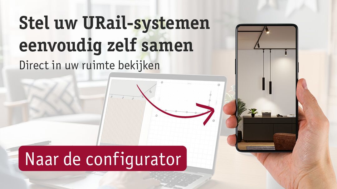 Hand houdt smartphone met URail railsysteem verlichting in moderne kamer, laptop toont lichtsysteem configurator