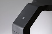 Nahaufnahme eines mattschwarzen Metallrahmens mit kleinem Sensor für moderne LED-Beleuchtung.