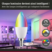 Ampoule LED RGBW colorée et dimmable dans un salon moderne avec éclairage intelligent