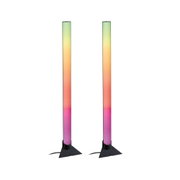 Zwei moderne LED-Standleuchten mit Farbverlauf in Grün, Orange und Pink auf schwarzer Basis für Wohnräume.