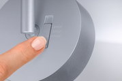 Finger stellt silbernen LED-Leuchten-Drehschalter mit Farbtemperaturen 2700K, 3000K, 4000K ein