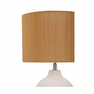 Lampe de table avec base en céramique blanche et abat-jour en tissu marron pour une lumière chaleureuse