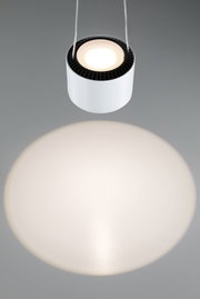 Moderne weiße LED-Pendelleuchte mit schwarzem Kühlkörper und warmweißem Licht für Wohnräume