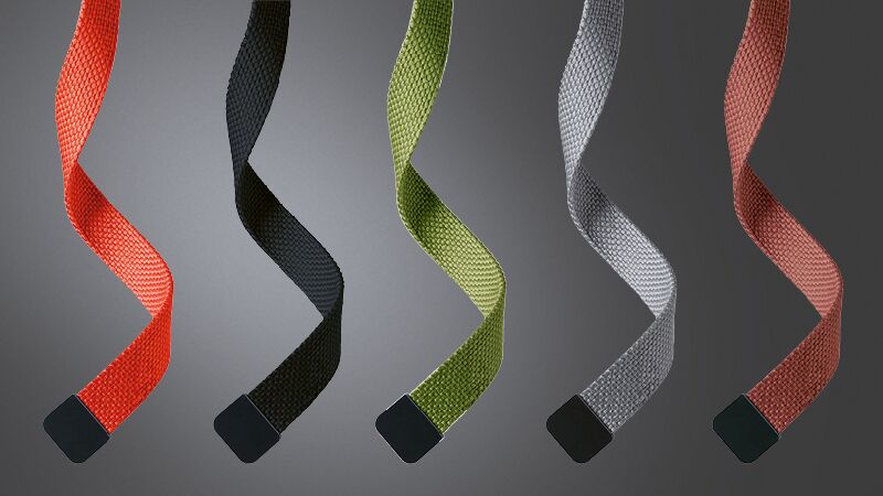 Vijf gekleurde textielen banden met zwarte uiteinden in rood, zwart, groen, grijs en bruin voor verlichtingssystemen.