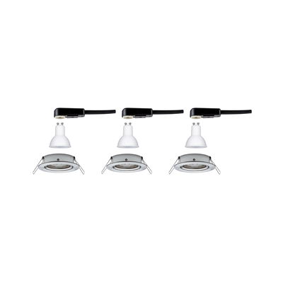 Drei weiße GU10 LED-Leuchtmittel mit schwarzen Steckern und silbernen Einbaurahmen für LED-Spots.