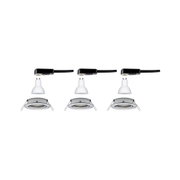Drei weiße GU10 LED-Leuchtmittel mit schwarzen Steckern und silbernen Einbaurahmen für LED-Spots.