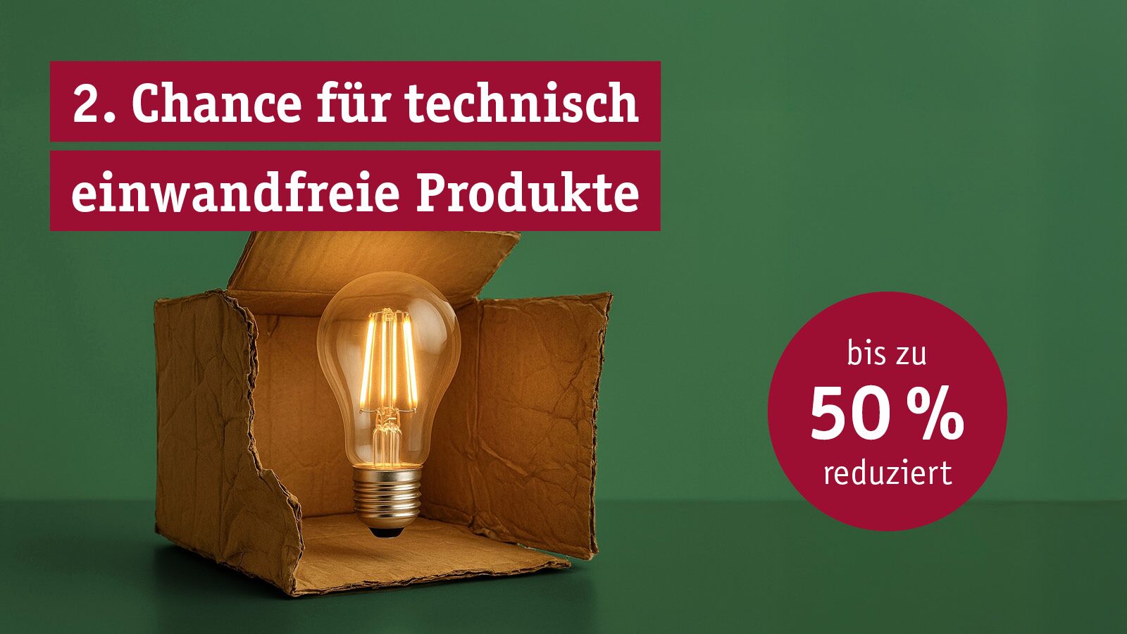Leuchtende LED-Glühbirne in brauner Kartonverpackung vor grünem Hintergrund mit Rabattangebot bis 50 Prozent