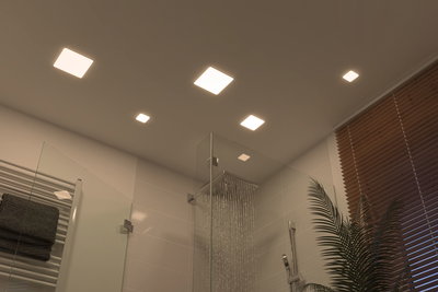 Moderne badkamer met vierkante warmwitte LED-plafondlampen en glazen douche met regendouchekop