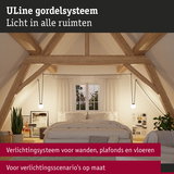 ULine gordelsysteem met verlichting in sfeervolle slaapkamer met houten balken en witte muren