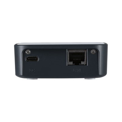 Schwarzes Elektronikgerät mit USB-C und LAN-Anschluss für Netzwerkverbindung und Stromversorgung