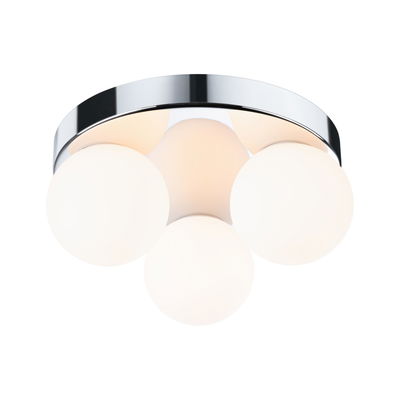 Plafondlamp met drie witte glazen bollen en chromen metalen frame voor moderne verlichting