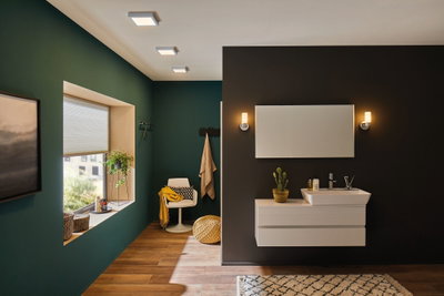 Modernes Badezimmer mit weißen Wandlampen und Waschtisch vor schwarzer Wand, Holzfußboden