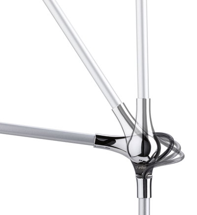 Verstelbare zilverkleurige metalen lampenarm met glanzend scharnier voor flexibele verlichting