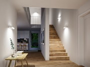 Moderner Flur mit Holztreppe und weißen Wandleuchten für stimmungsvolle LED-Beleuchtung im Haus.