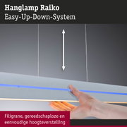 Hand stelt hoogte in van grijze Raiko LED-hanglamp met blauwe lichtstrip en Easy-Up-Down-systeem