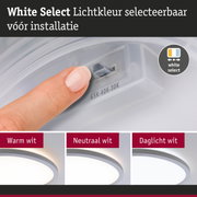 Vinger stelt lichtkleur in op witte LED-plafondlamp met warm wit, neutraal wit en daglicht wit opties