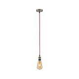 Hanglamp met rode stoffen kabel en vintage gloeilamp met warm licht voor stijlvolle verlichting
