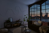 Dunkles Wohnzimmer mit großem Fenster und Blick auf Stadt bei Abenddämmerung ohne Beleuchtung