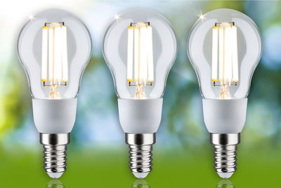 Tre LED-pærer med klar glaskuppel, E14-fatning og varmt hvidt lys til energibesparende belysning