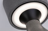 Close-up van grijze metalen lamp met ronde witte LED-lichtkring en zwarte binnenkegel