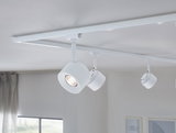 Drei weiße LED-Schienenstrahler aus Metall an Decke montiert für moderne Raumbeleuchtung