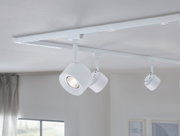 Drei weiße LED-Schienenstrahler aus Metall an Decke montiert für moderne Raumbeleuchtung