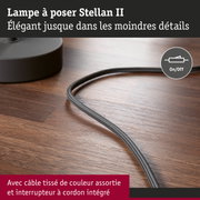 Lampe à poser Stellan II avec câble tissé gris et interrupteur intégré sur surface en bois