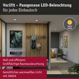 Wohnraum mit warmweißer LED-Deckenbeleuchtung und moderner Holzpaneel-Garderobe für effiziente Raumbeleuchtung